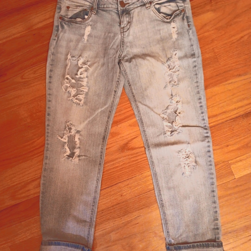 Sun and Shadow distressed denim sz 9